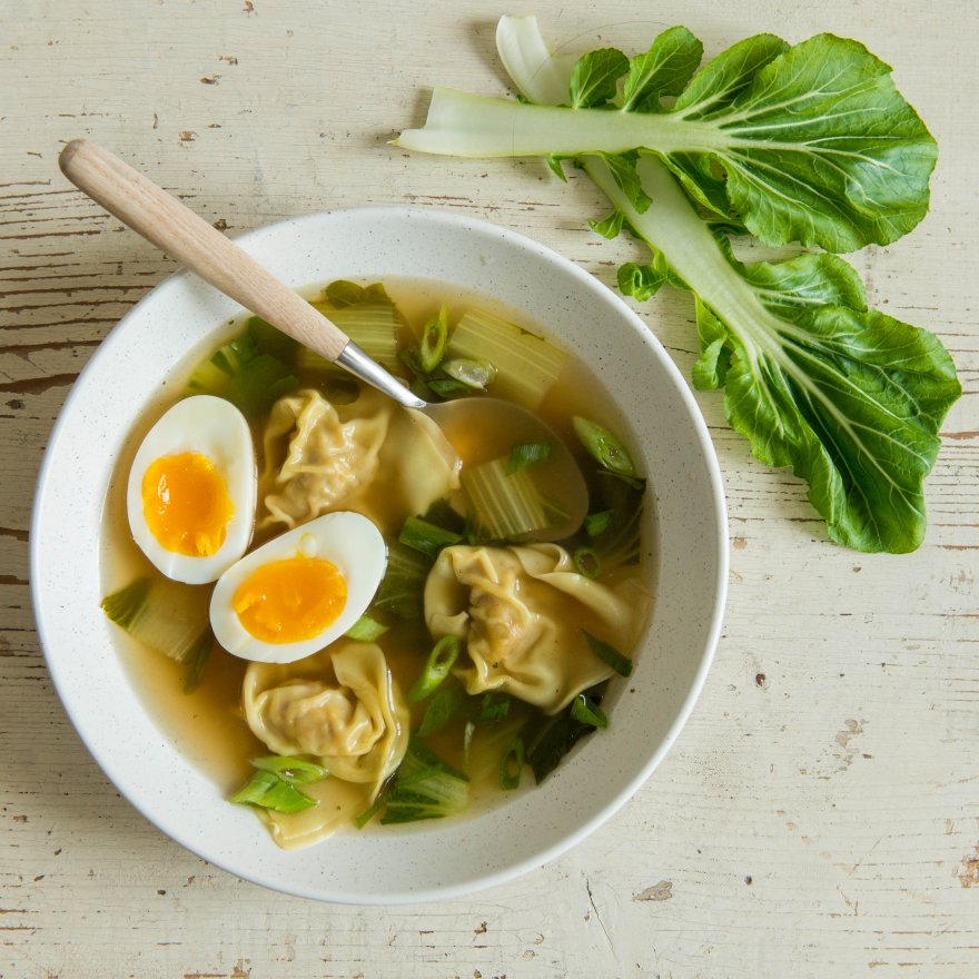 Chinesische Suppe mit Wontons