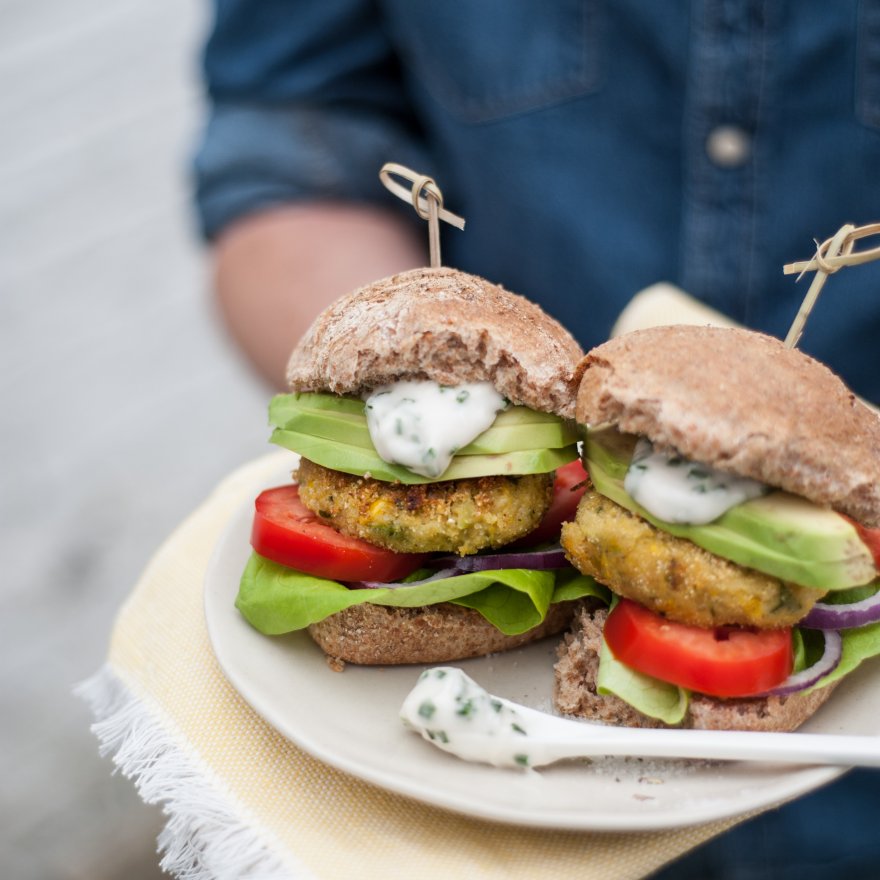 Veggie Burger mit Kichererbsen und Mais