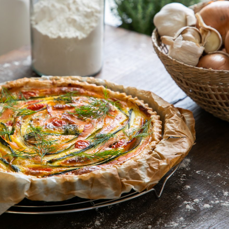 Quiche mit Räucherlachs, Zucchini und Cocktailtomaten