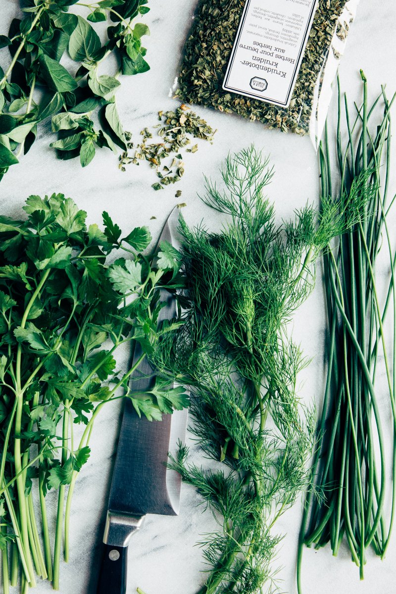 Wie verarbeitet man frische Kräuter aus dem Garten