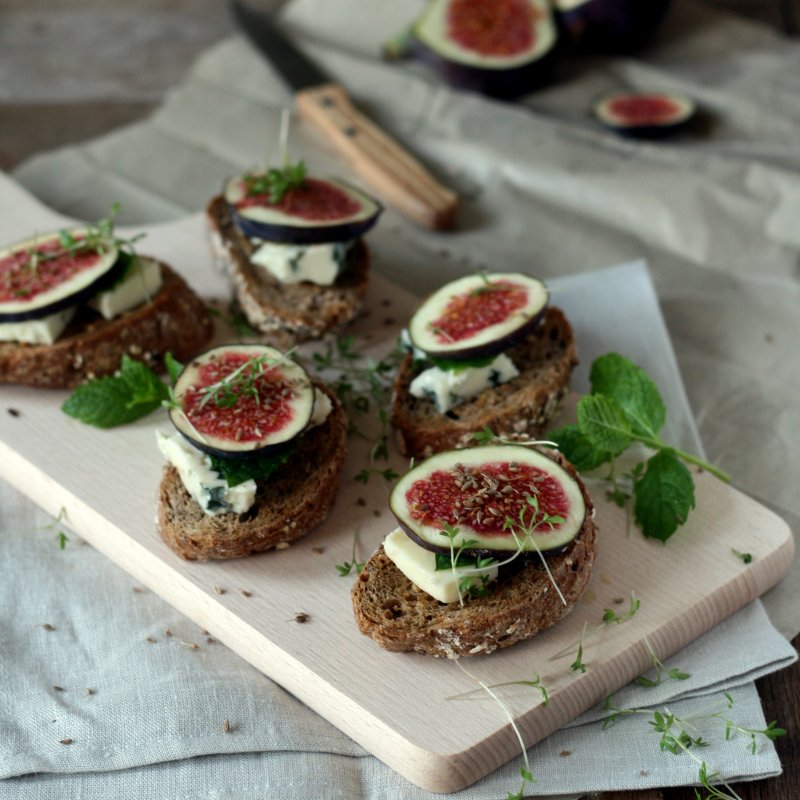 Bruschetta mit Ziegenkäse, frischen Feigen &amp; Minze